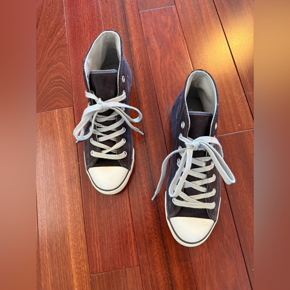WOMANS CONVERSE  ALL STAR BLACK SUEDE TENNIS SHOES SZ US 7 - EUR 38